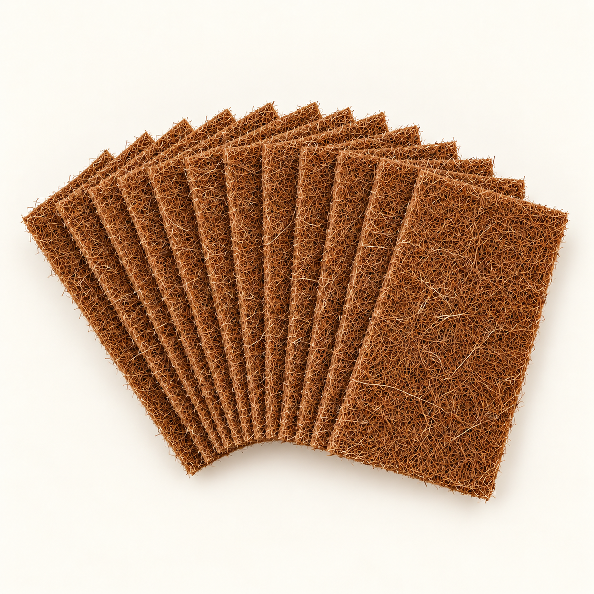 Douze tapis CocoMat rectangulaires en fibre de coco, disposés en éventail sur fond clair.