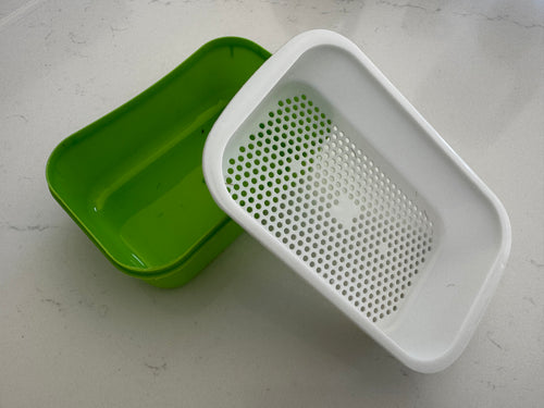 Bac de culture vert et grille blanche perforée, présentés séparément en vue de dessus.