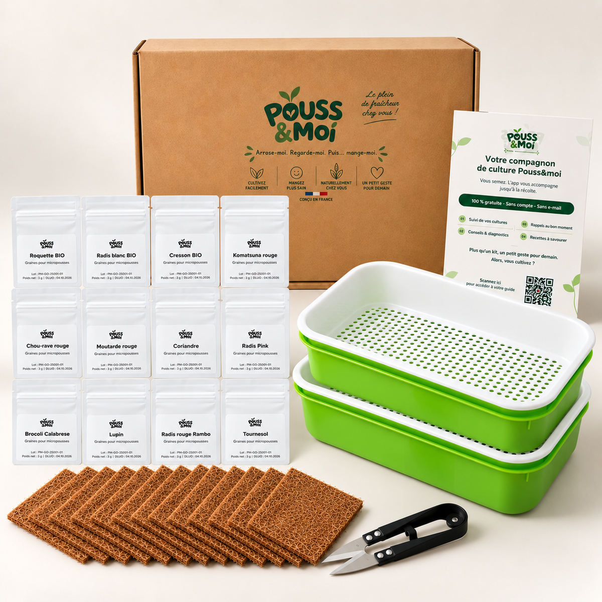 Contenu du Kit Collection avec deux bacs verts empilés et leurs grilles blanches, douze sachets de graines, CocoMat, ciseaux et guide.