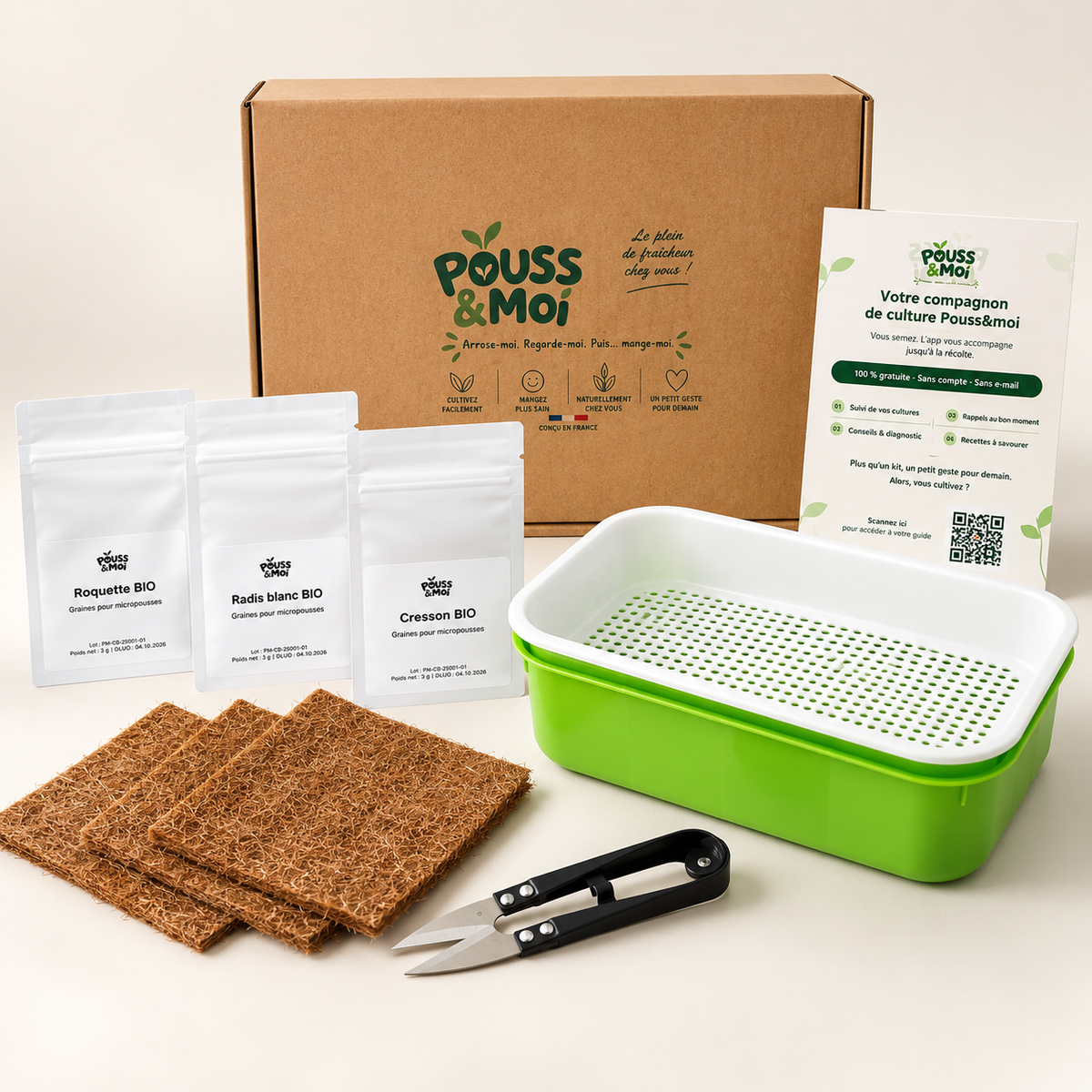 Contenu du Kit Découverte avec bac vert vide, grille blanche, trois sachets de graines, CocoMat, ciseaux et guide.